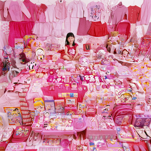 http://www.jeongmeeyoon.com/images/pink/Jiwoo%20and%20Her%20Pink%20Things_m.jpg