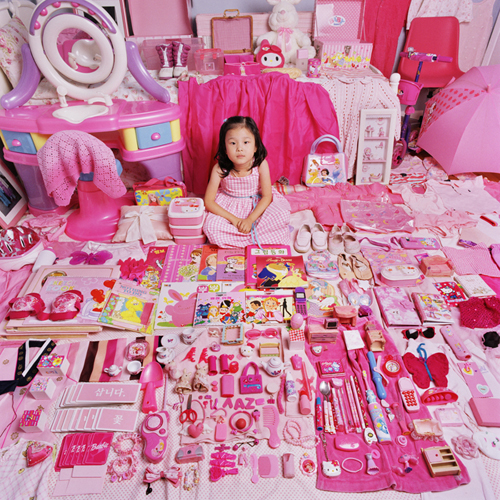 http://www.jeongmeeyoon.com/images/pink/Yaehyun%20and%20Her%20Pink%20Things_m.jpg